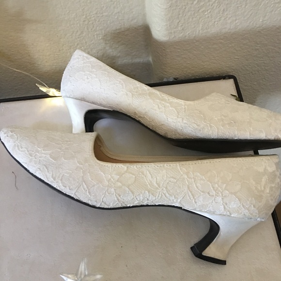 Adrianna Papell White Lace Heels - Picture 4 of 5